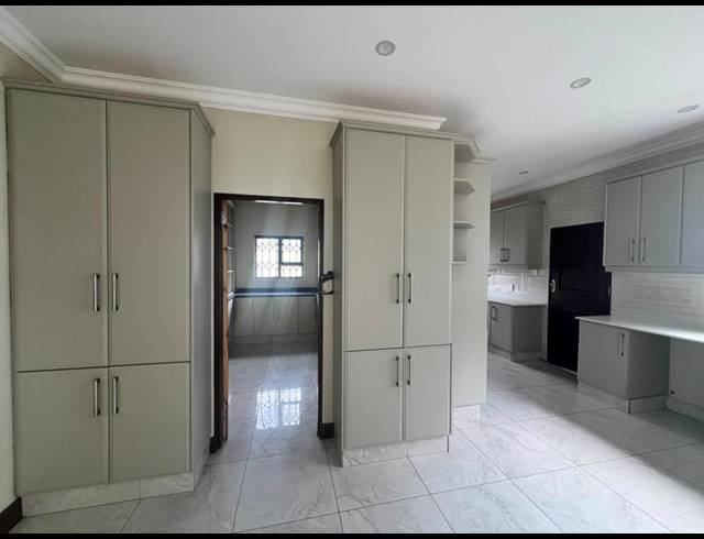 6 BEDROOM HOUSE FOR SALE IN HILTON GARDENS